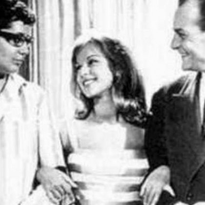 Στη μέση η Αλίκη Βουγιουκλάκη, δεξιά ο Λάμπρος Κωνσταντάρας, αριστερά;