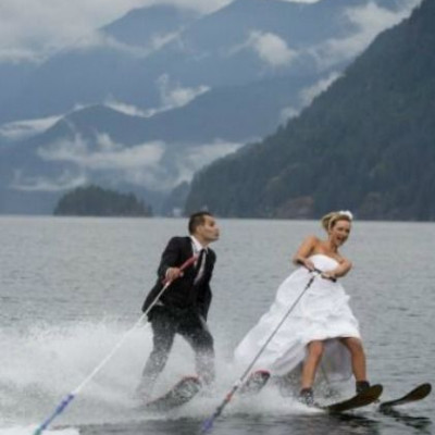 Ένας περίεργος γάμος πάνω σε  water ski!