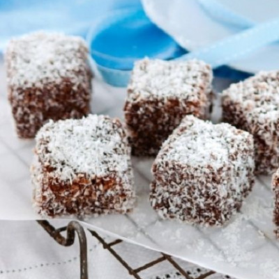 Κεκάκια με γλάσο σοκολάτας και καρύδα