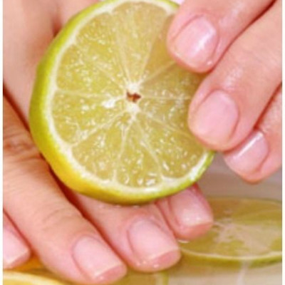 Κάντε μανικιούρ με λεμόνι και αποκτήστε λαμπερά χέρια