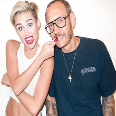 H Miley Cyrus γυμνή για τον Τerry Richardson! (φωτό και βίντεο)