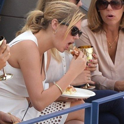 H Kate Upton καταβροχθίζει σάντουιτς μπροστά στον φακό και δεν ντρέπεται (και καλά κάνει)
