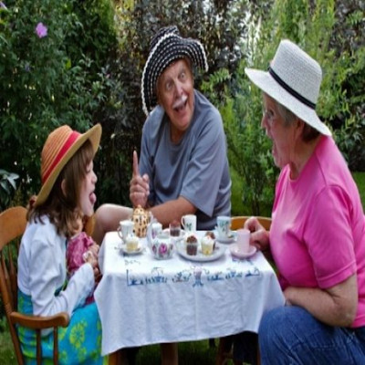 «Του παιδιού μου το παιδί είναι δυο φορές παιδί μου»! Γιατί ο ρόλος του παππού και της γιαγιάς είναι «θησαυρός» μέσα στην οικογένεια;