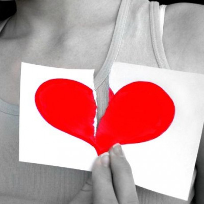 Με χώρισε μετά από 4 χρόνια σχέσης και τώρα λέει ότι ξεφτιλίζομαι επειδή τον αγαπάω και είμαι στα πατώματα. Τι να κάνω; Πώς να τον πλησιάσω;