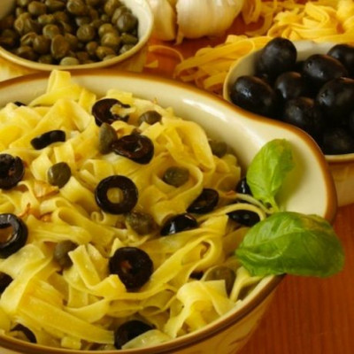 Φτιάξτε τις πιο νόστιμες (και υγιεινές) χυλοπίτες με σπιτική σάλτσα ελιάς