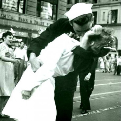 Είμαι 22, εκείνος 33, αλλά εκείνος λείπει πολύ καθώς είναι ναυτικός. Έχω κολλήσει, αλλά μήπως να αρχίζω να ξεκόβω και να δώσω αλλού ευκαιρίες;