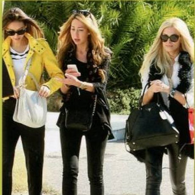 Κατερίνα Καινούργιου: Βόλτα με τις φίλες της