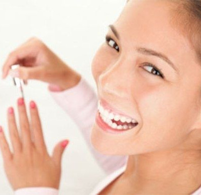 Μόλις βάψατε τα νύχια σας και βιάζεστε; Σας έχουμε 2 εύκολες λύσεις για να στεγνώσουν αμέσως!