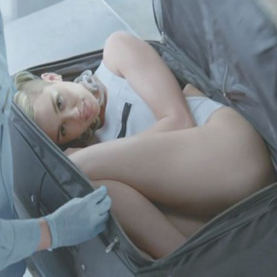 Tι δουλειά έχει η Miley Cyrus μέσα σε ξένη βαλίτσα; (βίντεο)