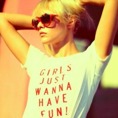 Κάθε φορά που λείπω στο εξωτερικό η κοπέλα μου παίζει συνεχώς με άλλους και δεν την ενδιαφέρει τι κάνω. Πώς να το χειριστώ;