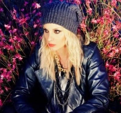 Δείτε την Πέγκυ Ζήνα αγνώριστη, μελαχρινή και με κοντό καρέ και αφέλειες!