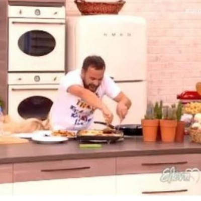 Η Μενεγάκη έπεσε κάτω από τα γέλια, τραβούσε το παντελόνι του Καλλίδη και…