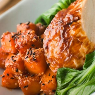 Λαχταριστό ρολό κοτόπουλο με σάλτσα και σουσάμι