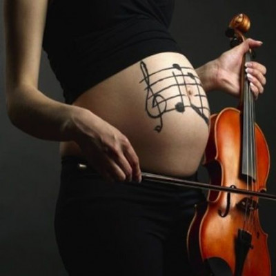 Έρευνα: Τα μωρά θυμούνται τα νανουρίσματα που άκουγαν ως έμβρυα