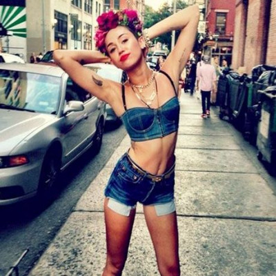 Mε ποιον φιλήθηκε η Miley Cyrus το Halloween;