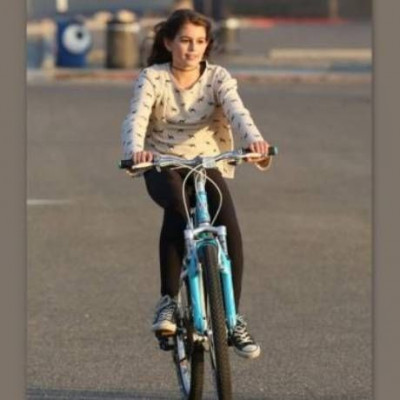 Είναι απίστευτη η ομοιότητά της με την κούκλα μητέρα της!