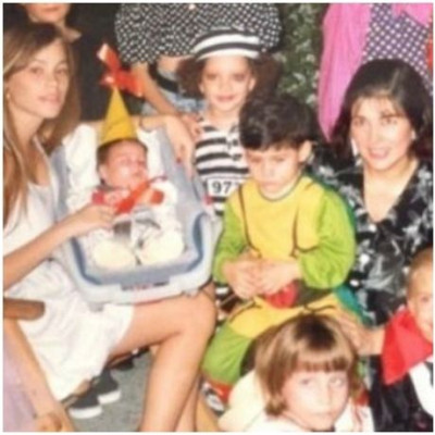 Ποια διάσημη σταρ είναι η νεαρή μητέρα της φωτογραφίας;