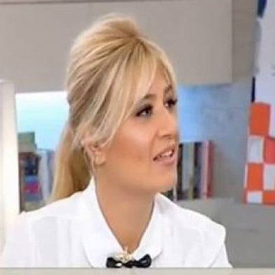 Μετά την Φαίη Σκορδά και η… έκανε ροζ ανταύγειες