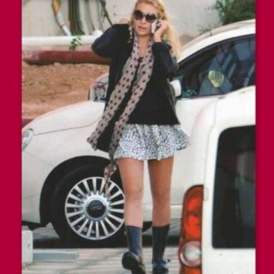 Μενεγάκη: Με wet look και την μίνι φούστα της… μάνας