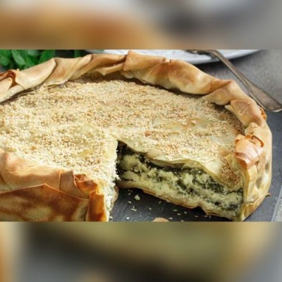 Τραγανή και μυρωδάτη χορτόπιτα από τα χεράκια σας