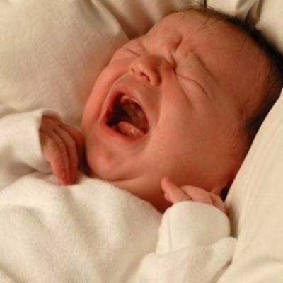 Τι πρέπει να κάνετε όταν το μωρό σας κλαίει τη νύχτα;