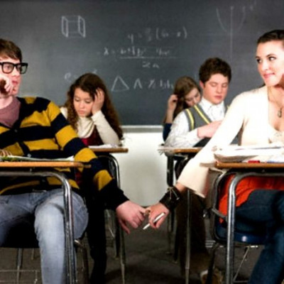 Μου αρέσει ένα παιδί στη σχολή, αλλά είναι πολύ ντροπαλό, ούτε καν με κοιτάει. Τι να κάνω;