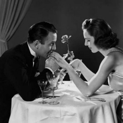 Αυτή είναι 37 κι εγώ 40, βγαίνουμε, μου αρέσει, αλλά μήπως με βλέπει φιλικά; Τι να κάνω;