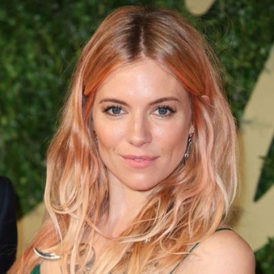 Η Sienna Miller έκανε ροζ-χρυσές ανταύγειες!