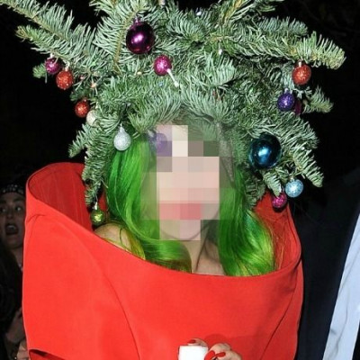 Ήρθαν τα Χριστούγεννα ή οι απόκριες; Ποια έβαλε το δέντρο στο κεφάλι;