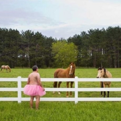 Πώς ένας άντρας στήριξε την καρκινοπαθή σύζυγό του φορώντας μία... tutu! (video)