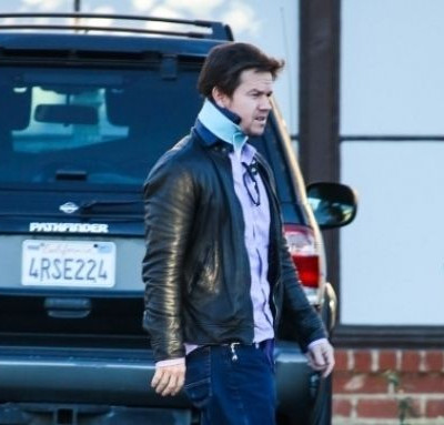 Δεν θα πιστεύετε πως τραυμάτισε τον λαιμό του ο σκληροτράχηλος Mark Wahlberg