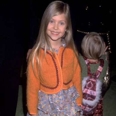 Αναγνωρίζετε το γλυκό κοριτσάκι της φωτογραφίας;