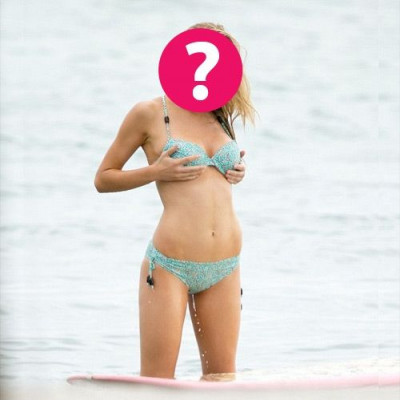 Το μαγιό έβγαλε φτερά: Ποιας διάσημης κυρίας το στήθος αποκαλύφθηκε στην παραλία;