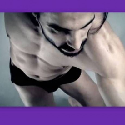 Δείτε το “αγόρι” της Ελένης Μενεγάκη... ημίγυμνο!