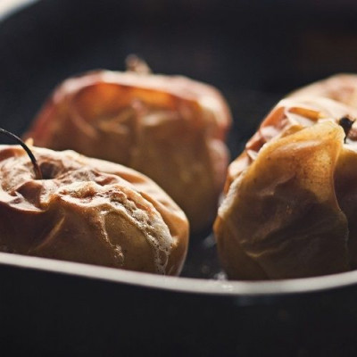 Ψητά μήλα με σοκολάτα και καρύδα