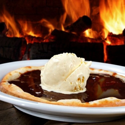 Σοκολατένια πίτσα για να ξεκινήσει γλυκά η χρονιά