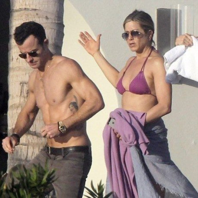 H Aniston έμπλεξε! Ο Theroux δεν τη χωρίζει για να μην καταστραφεί η καριέρα του;