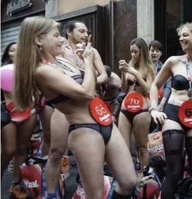 Ξεσάλωσαν οι Ιταλοί: Πήγαν για ψώνια με τα εσώρουχά τους!