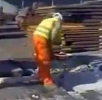 Έτσι στρώνουν τα πεζοδρόμια στην Ουκρανία (βίντεο)