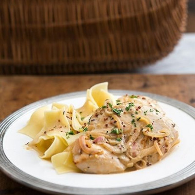 Υπέροχο κοτόπουλο με σάλτσα μουστάρδας Dijon και παπαρδέλες