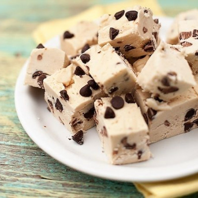 Η συνταγή-όνειρο του γλυκατζή: Fudge με κομματάκια σοκολάτας και ζύμη μπισκότου!