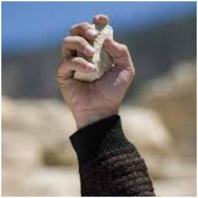 Θάνατος δια λιθοβολισμού σε γυναίκα επειδή είχε κινητό τηλέφωνο