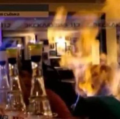 Δείτε μπάρμαν να βάζει φωτιά στην πελάτισσα (Βίντεο)