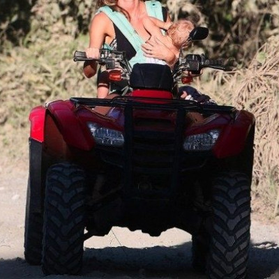 Όχι και η πιο προσεκτική διάσημη μαμά! Στο ένα χέρι το μωρό... στο άλλο η μηχανή