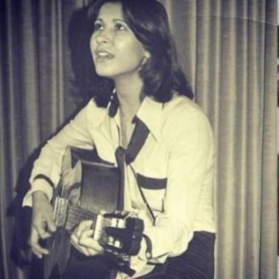 Αναγνωρίζετε την τραγουδίστρια της φωτογραφίας στα πρώτα της βήματα;