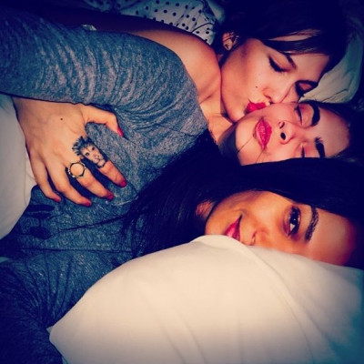 H Karlie, η Cara και η Joan στο κρεβάτι μαζί! Τι έκαναν;