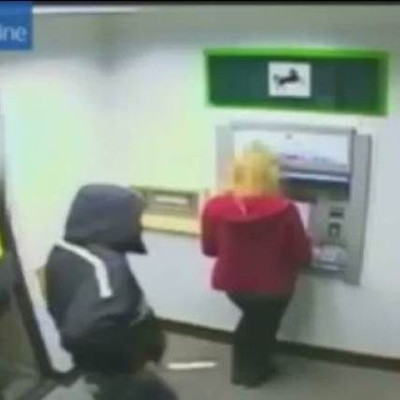 Βίντεο-ΣΟΚ: Η στιγμή που άγνωστος με μαχαίρι ήρθε από πίσω της στο ATM