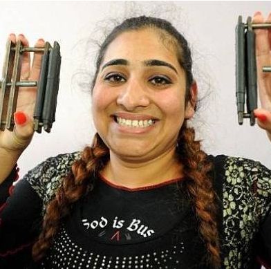 Εντυπωσιακό: Σήκωσε 30 κιλά μόνο με τ' αυτιά της!