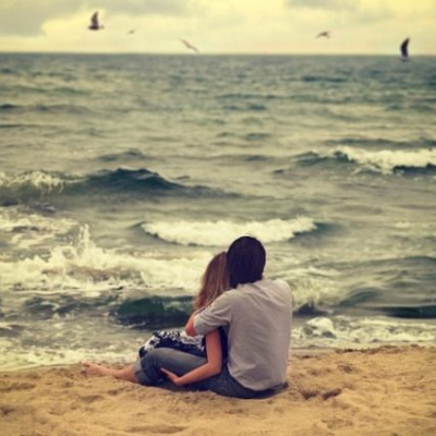 Μην ρωτάς τις φίλες σου! Το body language του αποκαλύπτει αν σε θέλει