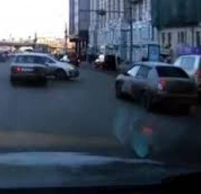 Βίντεο: Μόνο στη Ρωσία - Δείτε το... εξωφρενικό παρκάρισμα που έκανε!